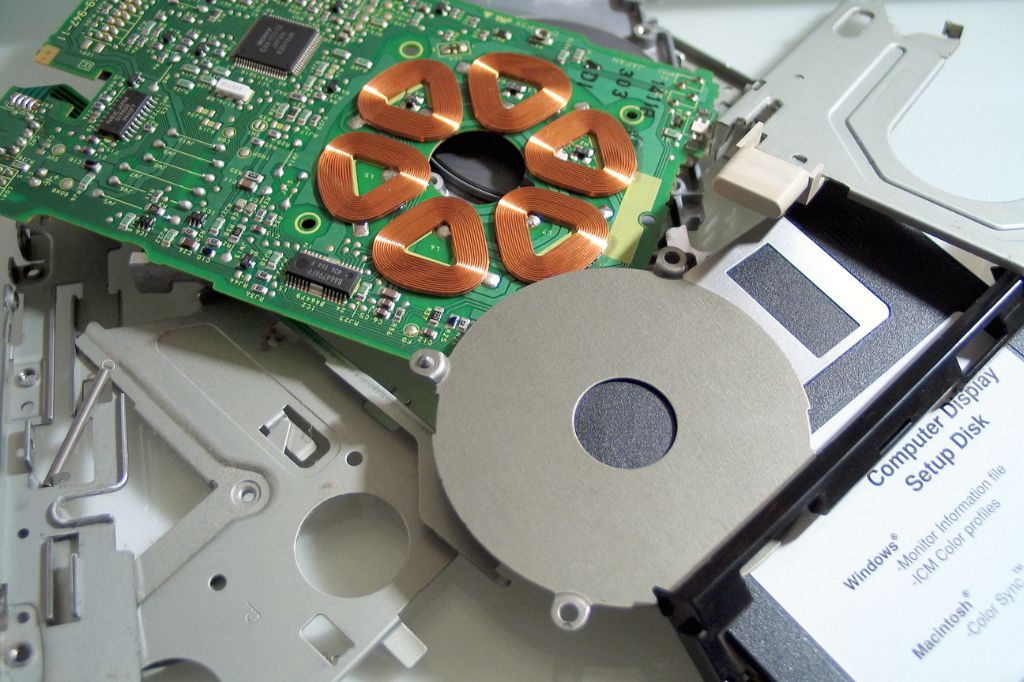 logistica-ambiental-linea-tratamiento-residuos-peligrosos-españa-material-informatico